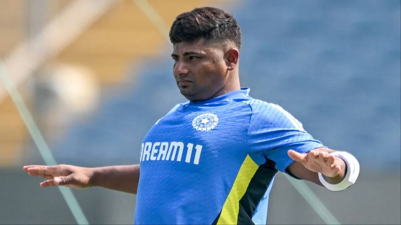 आयपीएल स्पर्धेत दोन वर्षानंतर सरफराज खानचं कमबॅक झालं आहे. सरफराज खान 2023 मध्ये शेवटची आयपीएल स्पर्धा खेळला होता. मात्र त्यानंतर त्याला संघात घेण्यास कोणत्याही फ्रेंचायझीने रस दाखवला नाही. (Photo: AFP)