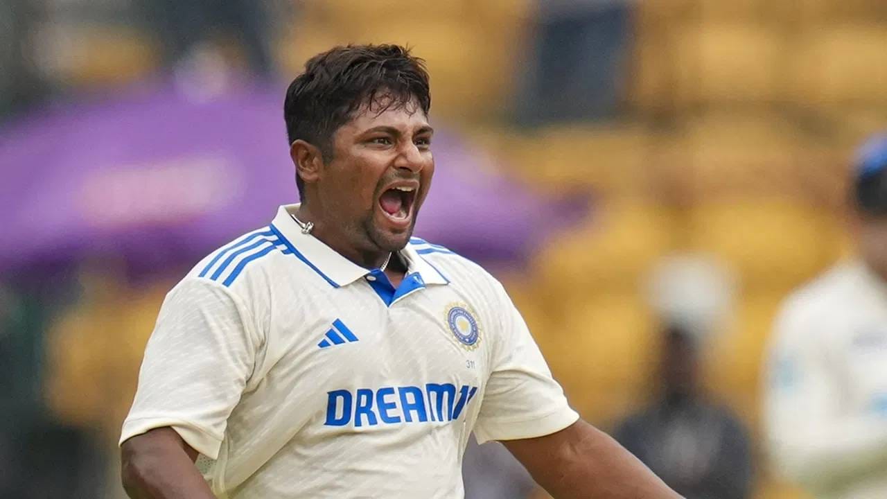 आयपीएल 2026 स्पर्धेचा मिनी लिलाव 16 डिसेंबरला होणार आहे. अशा स्थितीत सरफराज खानची शतकी खेळी फ्रेंचायझींचं लक्ष वेधून घेईल. आयपीएल 2023 नंतर दिल्ली कॅपिटल्सने त्याला रिलीज केलं पण त्यानंतर त्याला कोणी खरेदीदार मिळाला नाही.  पण आता फ्रेंचायझी मधल्या फळीतील एका चांगल्या भारतीय फलंदाजाच्या शोधात आहेत.  (Photo- PTI)