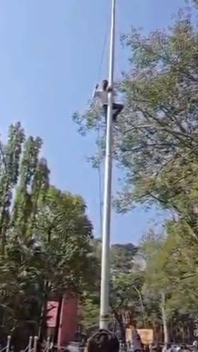 जिल्हाधिकारी कार्यालयातील झेंड्यावर चढून युवकाचे आंदोलन.