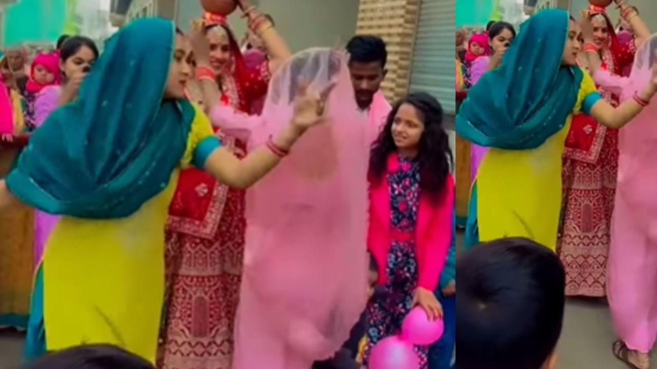 बेबी बंपसह सीमा हैदरचा नव्या घरात प्रवेश, सचिनही नाचतोय ढोल ताशाच्या तालावर, पहा Video बेबी बंपसह सीमा हैदरचा नव्या घरात प्रवेश, सचिनही नाचतोय ढोल ताशाच्या तालावर, पहा Video