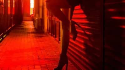 भर रस्त्यावर दाखवायचा मुलींचे फोटो...पोलिसांनी विचारताच समोर आलं भयानक सत्य; नव्या कांडामुळे मुंबई हादरली!