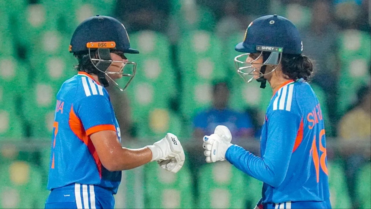 भारतीय महिला क्रिकेट संघाने श्रीलंकेविरुद्ध चौथ्या टी 20 सामन्यात दणदणीत विजय मिळवला. भारताची उपकर्णधार स्मृती मंधाना हीने या सामन्यात 80 धावांची खेळी केली. स्मृतीने या खेळीसह काही विक्रम आपल्या नावावर केले. स्मृतीने यासह कॅप्टन हरमनप्रीत कौर हीला मोठा झटका दिला. (Photo Credit: PTI)