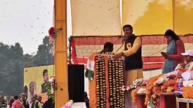 भाजपच्या नेत्याचं भाषण सुरू होतं... अचानक हल्ला झाला, कोणीच वाचलं नसतं