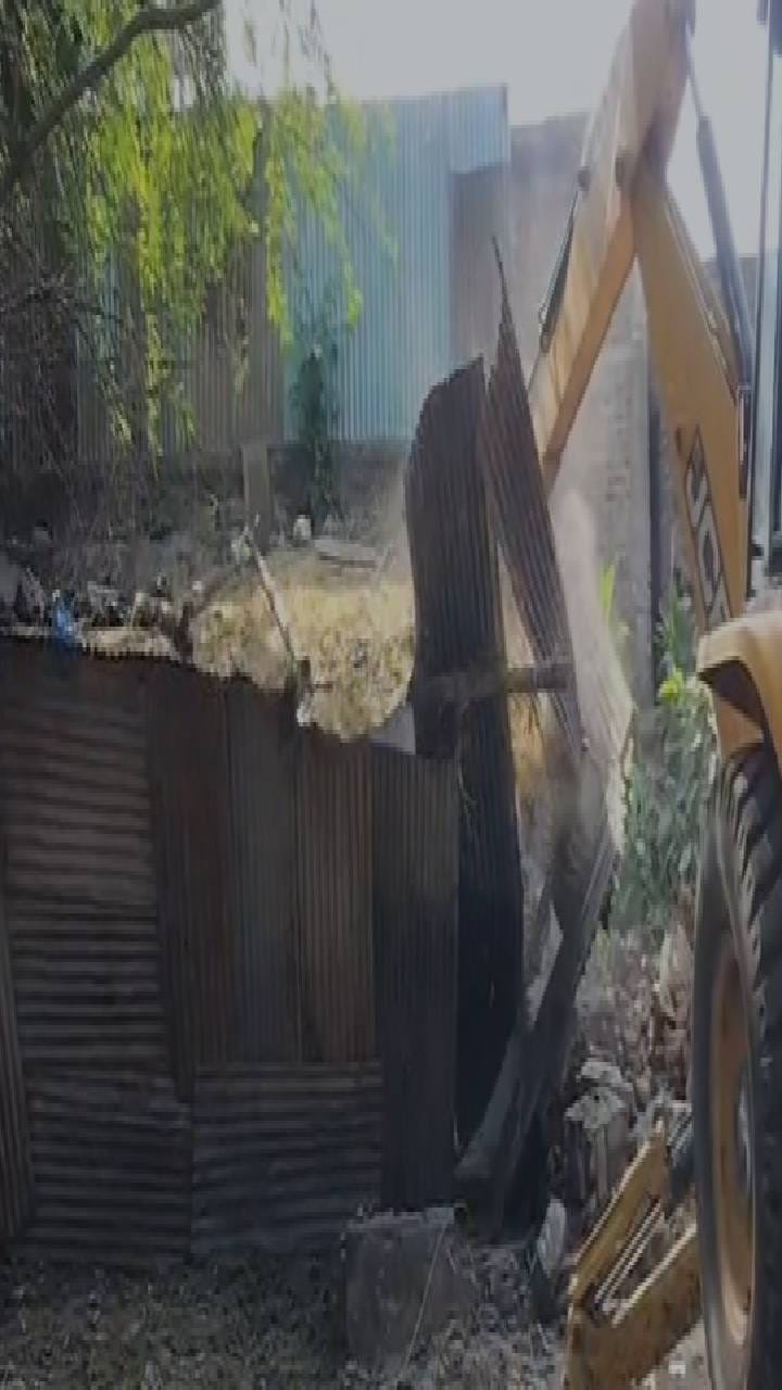 शिरपुरात अनैतिक प्रकारावर मोठी कारवाई, अतिक्रमित झोपड्यांवर चालवला बुलडोझर