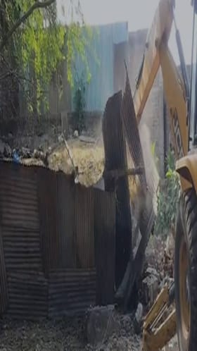 शिरपुरात अनैतिक प्रकारावर मोठी कारवाई, अतिक्रमित झोपड्यांवर चालवला बुलडोझर.