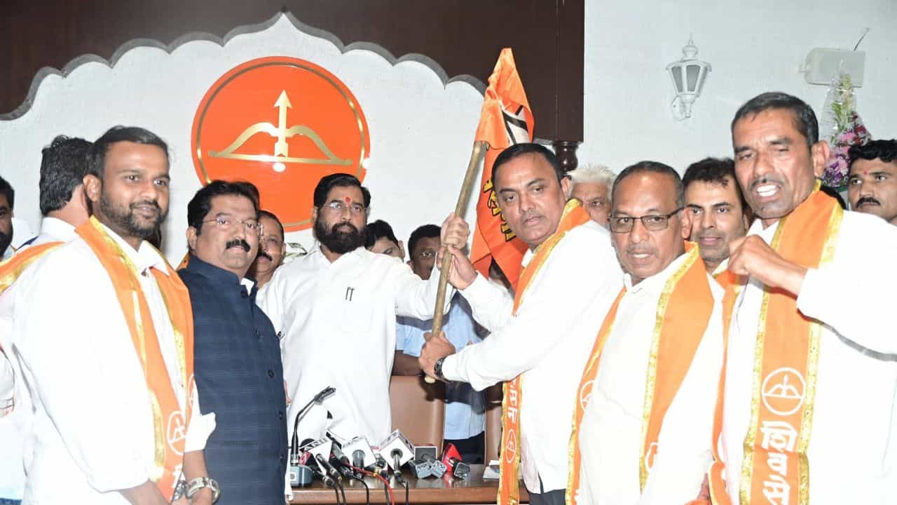 मोठी बातमी ! शिंदेंच्या शिवसेनेत जोरदार इनकमिंग, ठाकरे गटासह काँग्रेसमध्ये खळबळ, मोठा पक्षप्रवेश