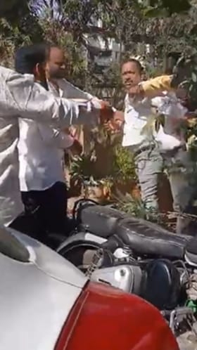 Video : ठाकरे गटाचे पदाधिकारी आपापसात भिडले, तुफान हाणामारी.