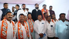 शिंदेंकडून काँग्रेस, ठाकरेंना मोठा धक्का; अनेकांचा शिवसेनेत प्रवेश.