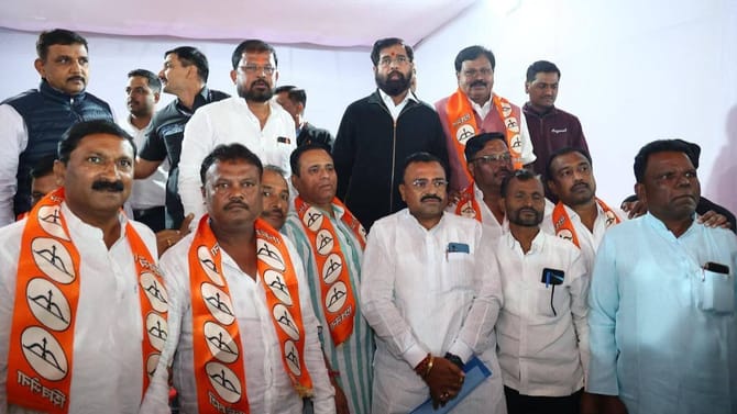 शिंदेंकडून काँग्रेस, ठाकरेंना मोठा धक्का; अनेकांचा शिवसेनेत प्रवेश
