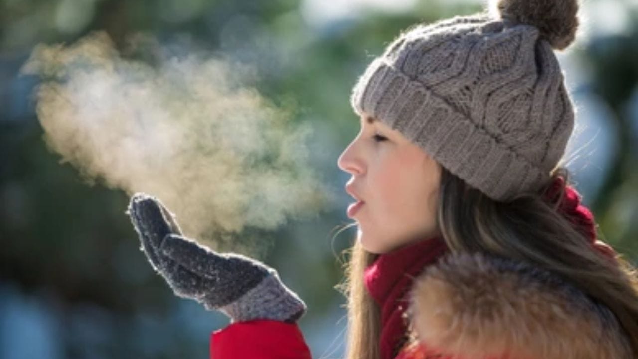 श्वासात बाष्प : आपल्या फुफ्फुसातून बाहेर पडणाऱ्या श्वासात खूप जास्त प्रमाणात पाण्याचे बाष्प असते. हिवाळ्यात आपल्या तोंडातून बाहेर पडणारे उष्ण आणि दमट बाष्प अचानक थंड हवेच्या संपर्कात येतो.