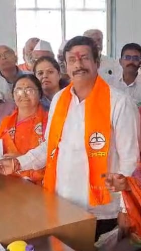 मालेगाव : शिवसेनेचे माजी उपमहापौर निलेश आहेर यांनी दाखल केला उमेदवारी अर्ज.