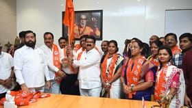 मोठी बातमी! राज ठाकरेंना मोठा धक्का, 2 बडे नेते एकनाथ शिंदेंच्या गळाला.