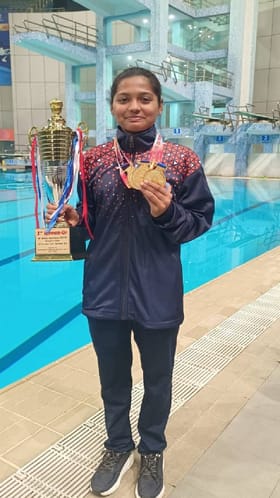 राष्ट्रीय स्विमिंग अँड डायव्हिंग स्पर्धेत सोलापूरच्या श्रावणी सूर्यवंशीची सुवर्ण कामगिरी
