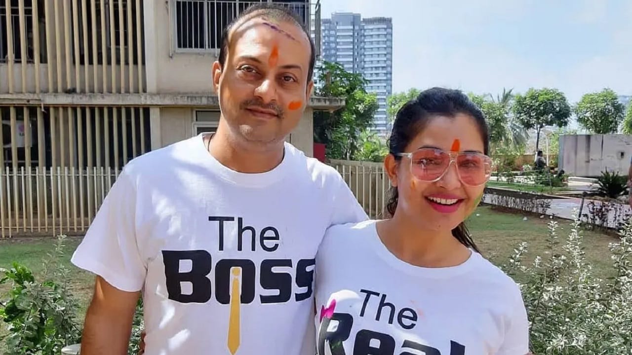  शुभांगी अत्रे आणि पियुष पूर यांचं 2003 मध्ये लग्न झालं आणि 2005 मध्ये त्यांना आशी नावाची मुलगी झाली. त्याच वर्षी 5 फेब्रुवारी रोजी त्यांचा घटस्फोट झाला. घटस्फोटाच्या दोन महिन्यांनंतर, एप्रिल 2025 मध्ये पियुष याचं दीर्घ आजाराने निधन झालं.