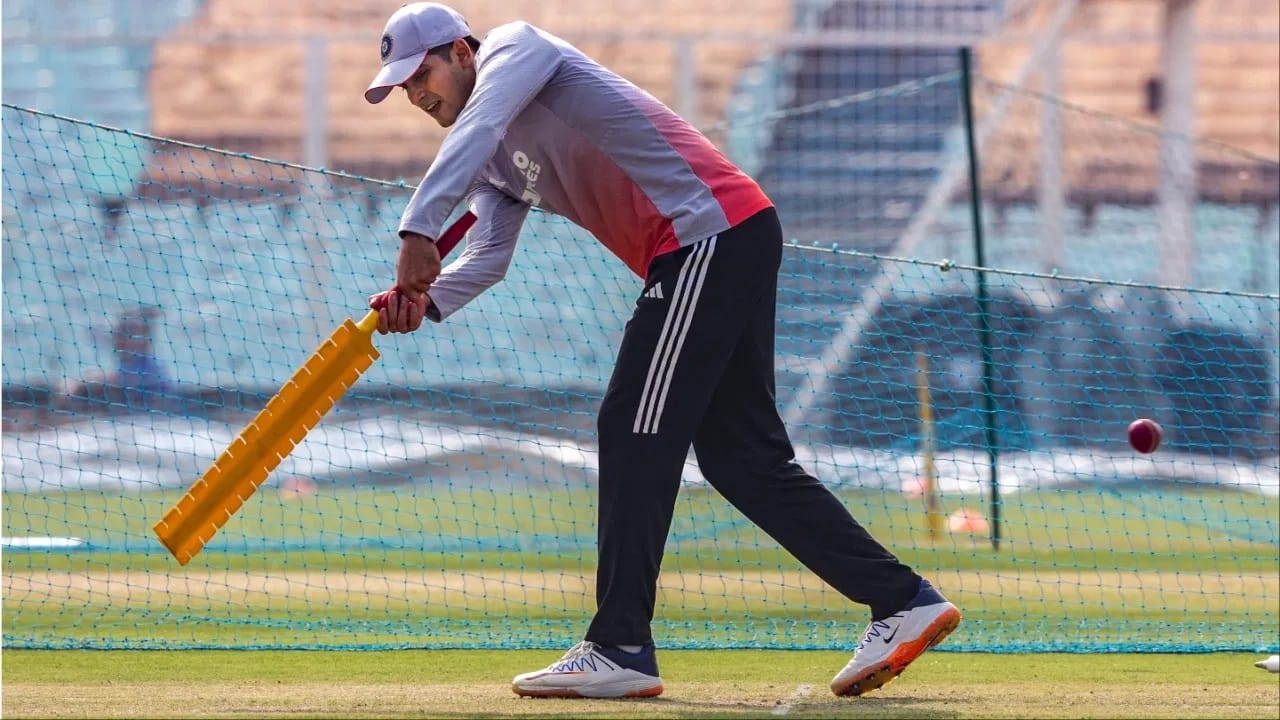 शुबमनची दक्षिण आफ्रिकेविरुद्धच्या टी 20i मालिकेसाठी फिटनेसच्या आधारावर निवड करण्यात आली आहे. शुबमनने त्यानंतर रिहॅब संदर्भात सर्व औपचारिकता पूर्ण केली आहे. (Photo Credit: PTI)