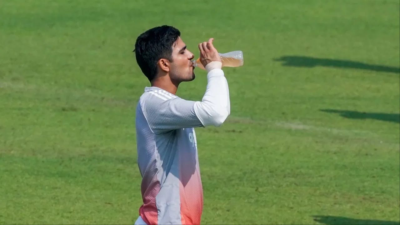 शुबमनला या मानेच्या दुखापतीमुळे 3 एकदिवसीय, 1 कसोटी आणि 1 अर्धवट सामन्याला (कोलकाता कसोटी) मुकावं लागलं. आता शुबमन टी 20i सीरिजमध्ये कशी कामगिरी करतो हे पाहणं औत्सुक्याचं ठरणार आहे. (Photo Credit: PTI)