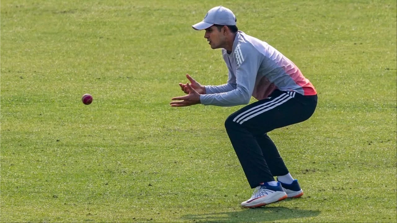 सीओईकडून शुबमन गिल याने रिहॅब पूर्ण केल्याचं बीसीसीआय टीम मॅनजेंटला पत्राद्वारे  कळवण्यात आलं आहे. शुबमन क्रिकेटच्या सर्व फॉर्मेटमध्ये खेळण्यासाठी फिट असल्याचं या  पत्रात म्हटलं आहे. (Photo Credit: PTI)