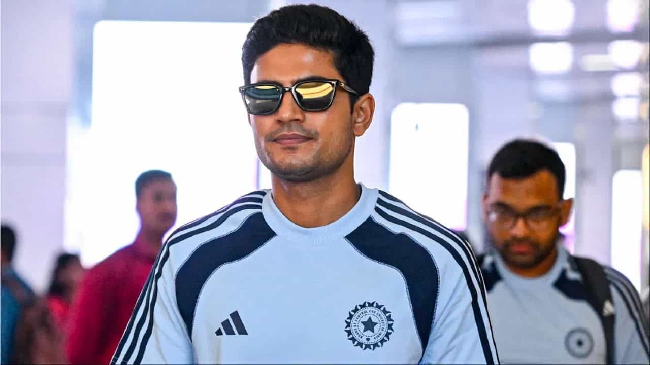 टीम इंडिया विरुद्ध दक्षिण आफ्रिका यांच्यात 9 डिसेंबरपासून 5 सामन्यांची टी 20I मालिका खेळवण्यात येणार आहे. त्याआधी टीम इंडियाच्या गोटातून मोठी बातमी समोर आली आहे. भारताचा उपकर्णधार शुबमन गिल टी 20I मालिकेसाठी फिट झाला आहे. बीसीसीआयच्या बंगळुरुतील सीओईकडून शुबमन खेळण्यासाठी फिट असल्याचं जाहीर करण्यात आलं आहे. त्यामुळे आता शुबमन टी 20I मालिकेत खेळताना दिसू शकतो.(Photo Credit: PTI)