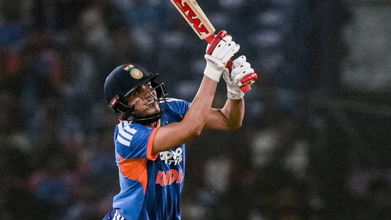 टीम इंडियाचा उपकर्णधार शुबमन गिल दक्षिण आफ्रिकेविरुद्धच्या पहिल्या टी 20i सामन्यात अपयशी ठरला. शुबमन गिल 4 धावांवर बाद झाला. शुबमनची यासह टी 20i क्रिकेटमधील निराशाजनक कामगिरी सुरुच आहे. शुबमन टी 20i क्रिकेटमधील गेल्या 6 डावांत अपयशी ठरला आहे. (Photo Credit: PTI)