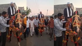 अब्दुल सत्तार यांची घोड्यावर बसून मिरवणूक.