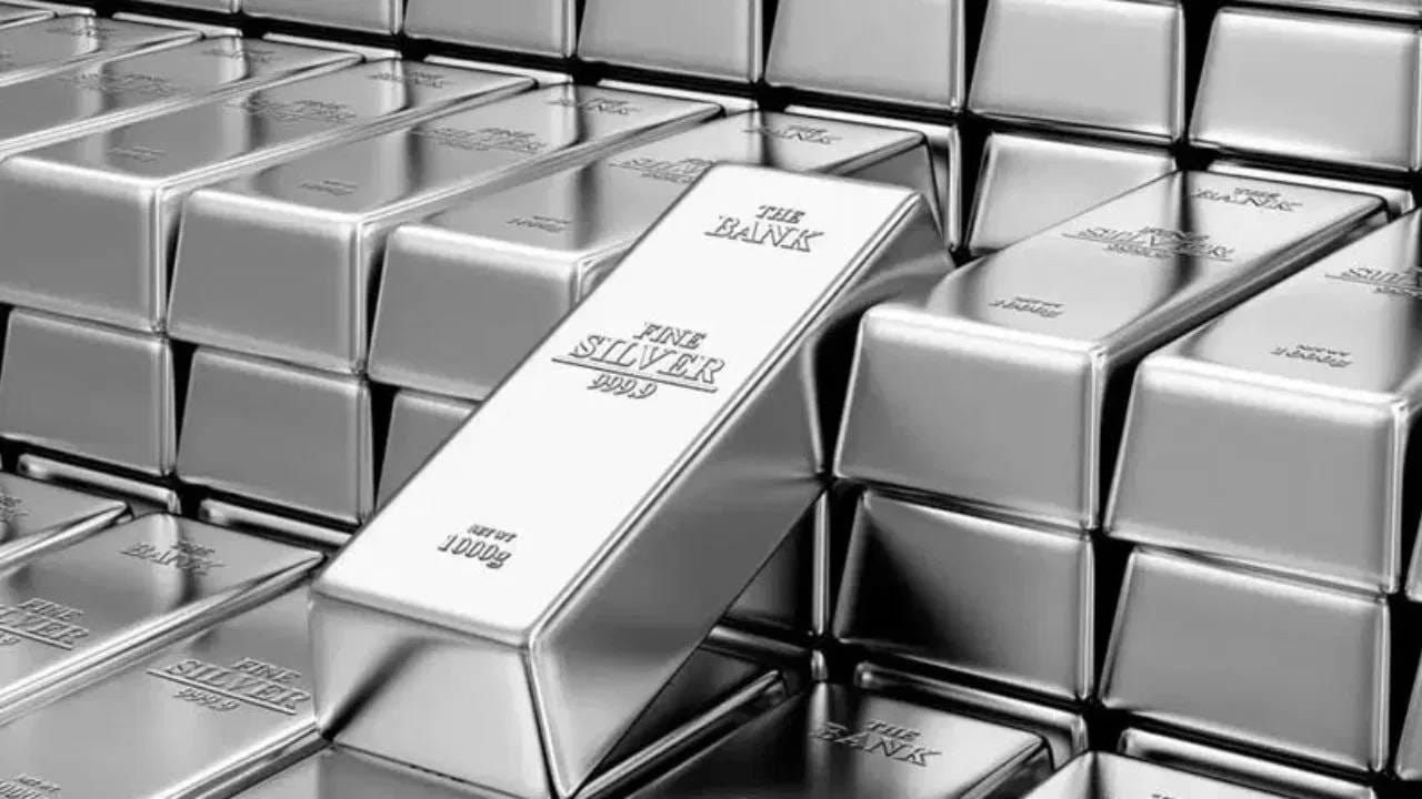Silver ETF Investment : चांदी खरेदी करू शकत नसाल तर सिल्व्हर ईटीएफ घ्या, गुंतवणूक कशी करावी? जाणून घ्या Silver ETF Investment : चांदी खरेदी करू शकत नसाल तर सिल्व्हर ईटीएफ घ्या, गुंतवणूक कशी करावी? जाणून घ्या