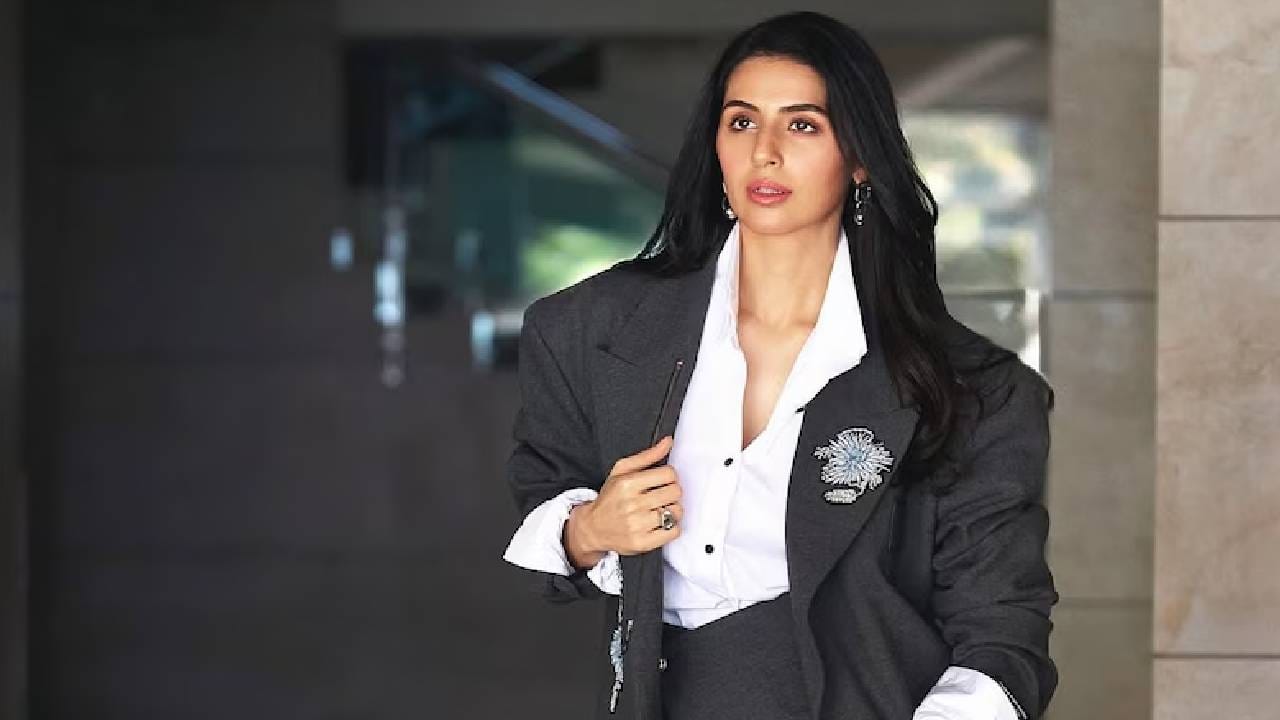 'इक्कीस' या चित्रपटात अगस्त्यसोबत अभिनेत्री सिमर भाटिया मुख्य भूमिकेत दिसणार आहे. सिमरला या भूमिकेसाठी 5 लाख रुपये मानधन मिळाल्याचं कळतंय. सिमर ही अक्षय कुमारची भाची आहे.