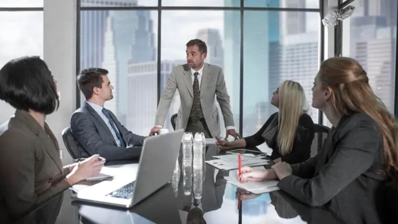 सर शब्द का वापरला जायचा? : प्राचीन काळात सर हा शब्द फक्त राजे किंवा उच्च पदांवर असलेल्या लोकांसाठी वापरला जायचा. मात्र सध्या वडीलधारी आणि वरच्या पदावर असलेल्या लोकांना सर म्हटले जाते.