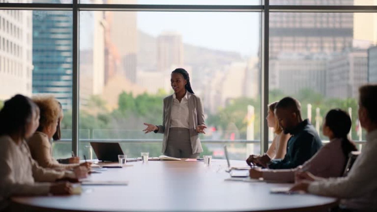 मॅडम शब्द भारतात कधी आला? भारतात हा शब्द जास्त प्रचलित नव्हता, मात्र इंग्रजांच्या आगमनानंतर या शब्दाचा ट्रेंड सुरू झाला. आता हा शब्द उच्च पदावरील महिलांसाठी वापरला जातो.