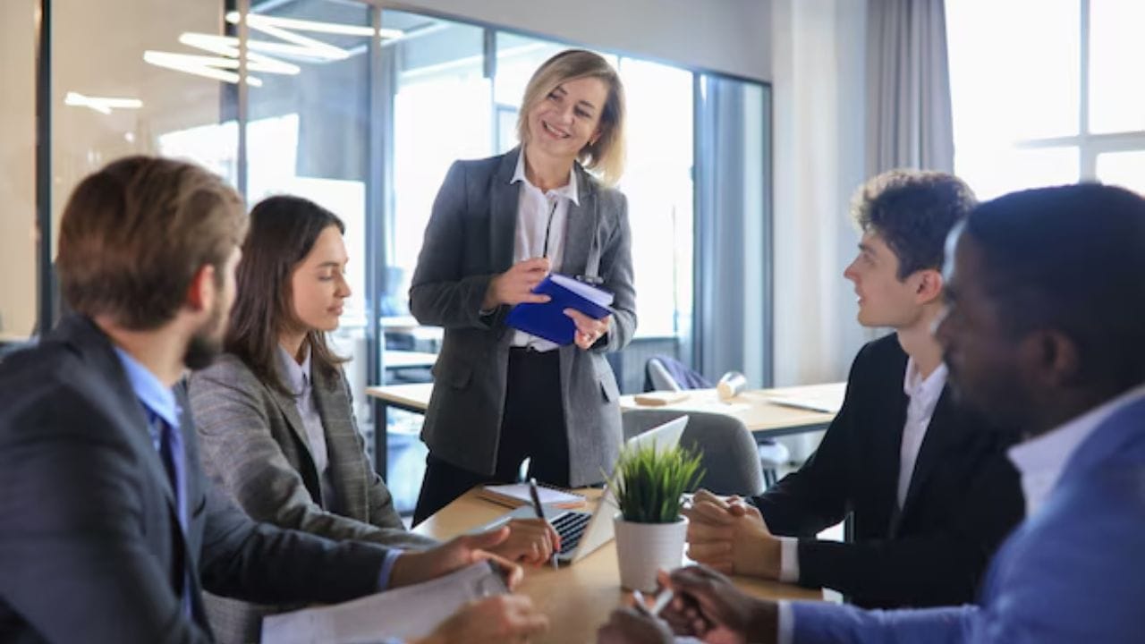 मॅडम हा शब्द कुठून आला? : मॅडम हा फ्रेंच शब्द आहे. फ्रान्समध्ये उच्चवर्गीय महिलांसाठी हा शब्द वापरला जायचा. महिलेप्रती आदर व्यक्त करण्यासाठी हा शब्द वापरला जात असे.