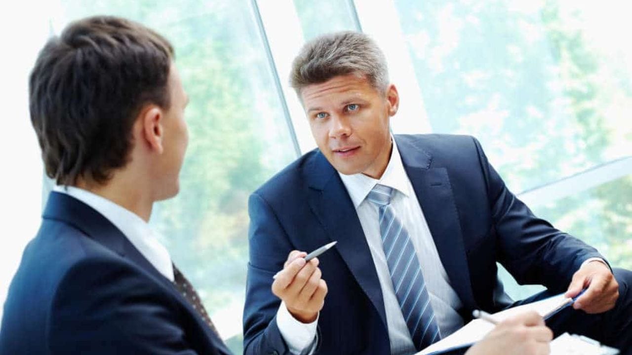 भारतातील लोक कोणते शब्द वापरायचे? : भारतात या शब्दांऐवजी आदरणीय किंवा जी असे शब्द वापरते जात असायचे. मात्र इंग्रज आल्यानंतर सर आणि मॅडम हे शब्द लोकप्रिय झाले.