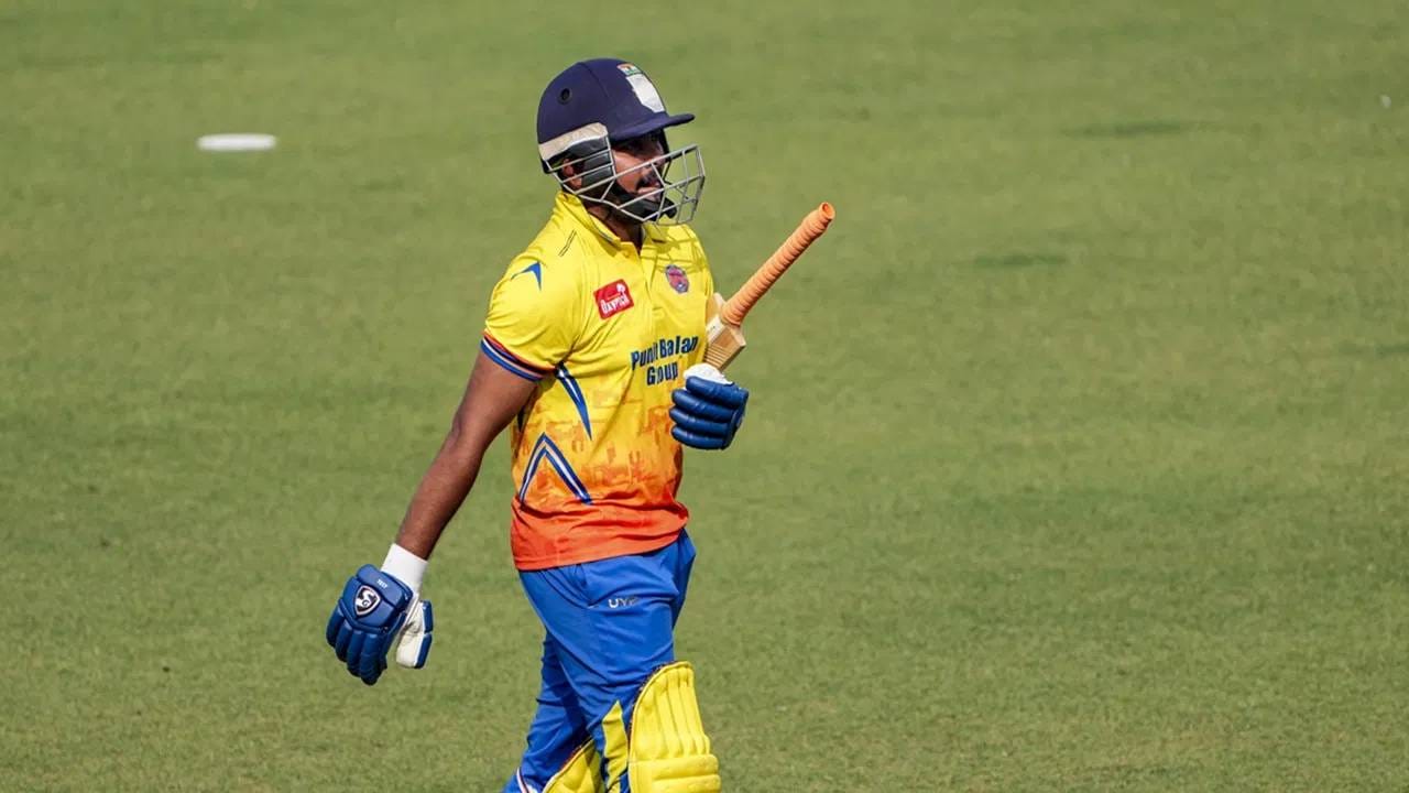 बिहारने विजयासाठी ठेवलेल्या 176 धावांचं लक्ष्य महाराष्ट्रने 19.1 षटकात पूर्ण केलं. या विजयाचा शिल्पकार ठरला तो महाराष्ट्राचा कर्णधार पृथ्वी शॉ.. त्याने 30 चेंडूत 66 धावा केल्या. यावेळी त्याने 11 चौकार आणि 1 षटकार मारला.  (Photo- PTI)