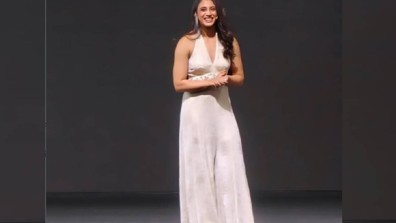 हा काळ तिच्य़ासाठी आणि कुटंबियांसाठी अतिशय कसोटीचा, खडतर होता. मात्र स्मृती त्यातून हळूहळल सावरण्याचा प्रयत्न करताना दिसत आहे. लग्न मोडल्याचं जाहीर केल्यावर काहीच तासांनी एका इव्हेंटमध्ये जाहीररित्या दिसली. क्रिकेटपेक्षा जास्त मी कोणावरच प्रेम करू शकत नाही, असं म्हणते तिने हा खेळ आणि देश आपल्यासाठी सर्वोच्च स्थानी असल्याचं तिने नमूद केलं.