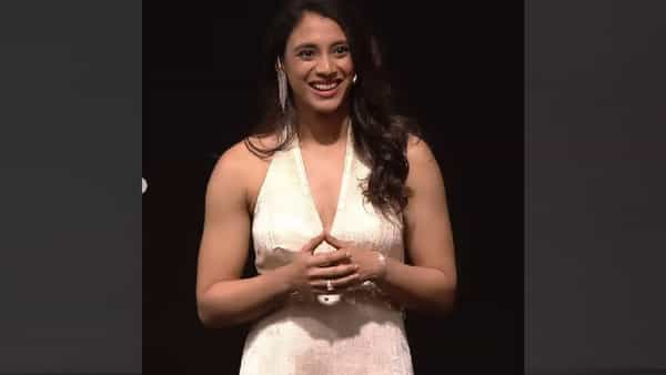 भारतीय क्रिकेट महिला संघातील अव्वल खेळाडू आणि टीम इंडियाची उपकर्णधार स्मृती मानधना हिच्यासाठी गेला महीना खूप खडतर होता. टीम इंडियाने महिला वर्ल्डकप जिंकल्यानंतर सगळेच आनंदात होते, स्मृतीसाठी तर हा आनंद दुहेरी असणार होता, कारण त्याच महिन्यात तिचं लग्न होतं. 23 नोव्हेंबरला स्मृती आणि संगीतकार पलाश मुच्छलचं लग्न होणार होतं, मात्र ते मोडलं. हे प्रकरण बरंच गाजलं, वादळ आलं, सोशल मीडियावर तर हा विषय प्रचंड चर्चिला गेला. पण काही दिवसांनी स्मृतीनेच समोर येत लग्न मोडल्याचं जाहीर केलं. (Photos : Social Media)