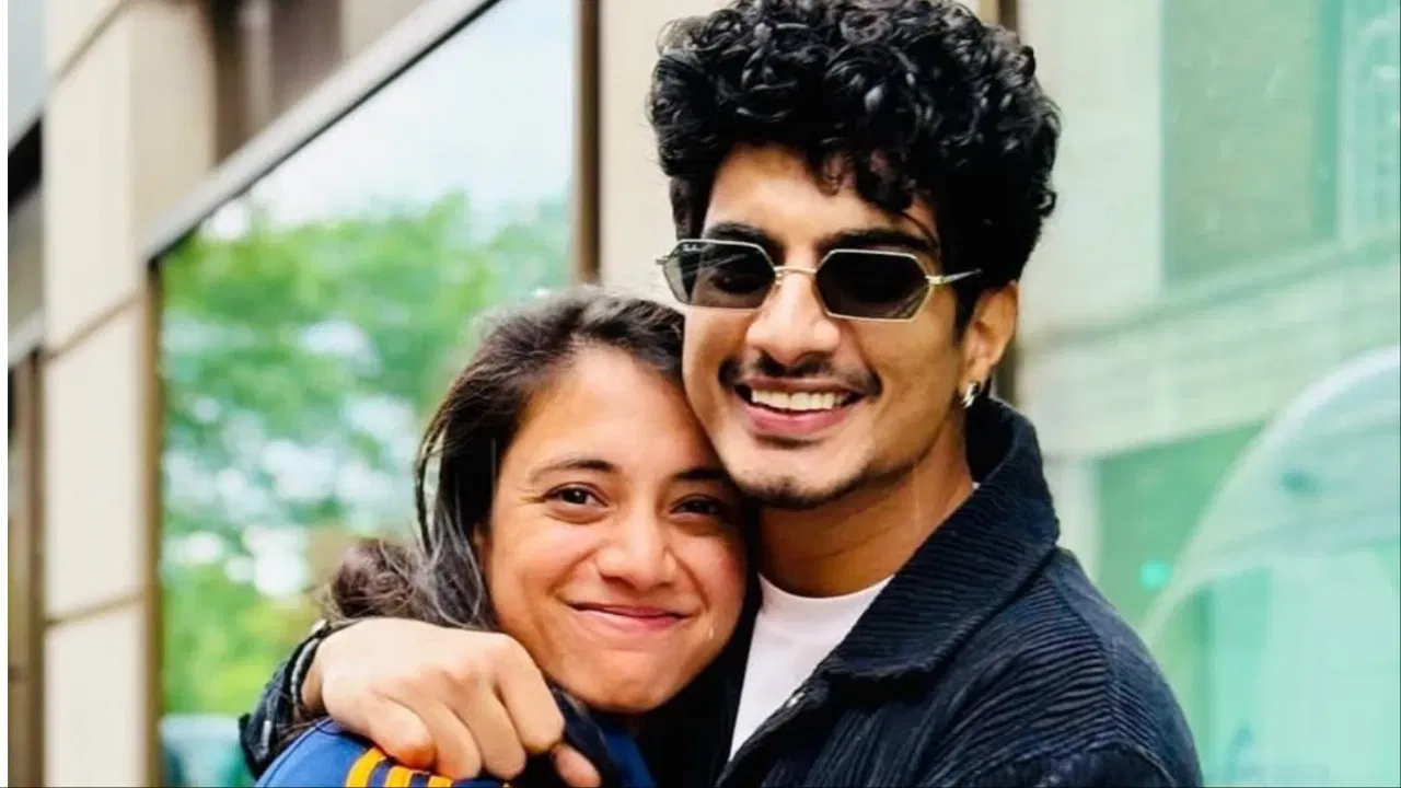 भारतीय क्रिकेटपटू स्मृती मंधाना आणि पलाश मुच्छल यांचे लग्न रद्द झाल्याची अधिकृतर माहिती आता समोर आसी आहे. स्मृती आणि पलाश यांनी स्वतः आपापल्या इंस्टाग्राम अकाउंटवर पोस्ट शेअर करत लग्न रद्द झाल्याची माहिती दिली. त्यानंतर महिला क्रिकेट संघातील क्रिकेटपटूंनी मोठा निर्णय घेतला आहे.