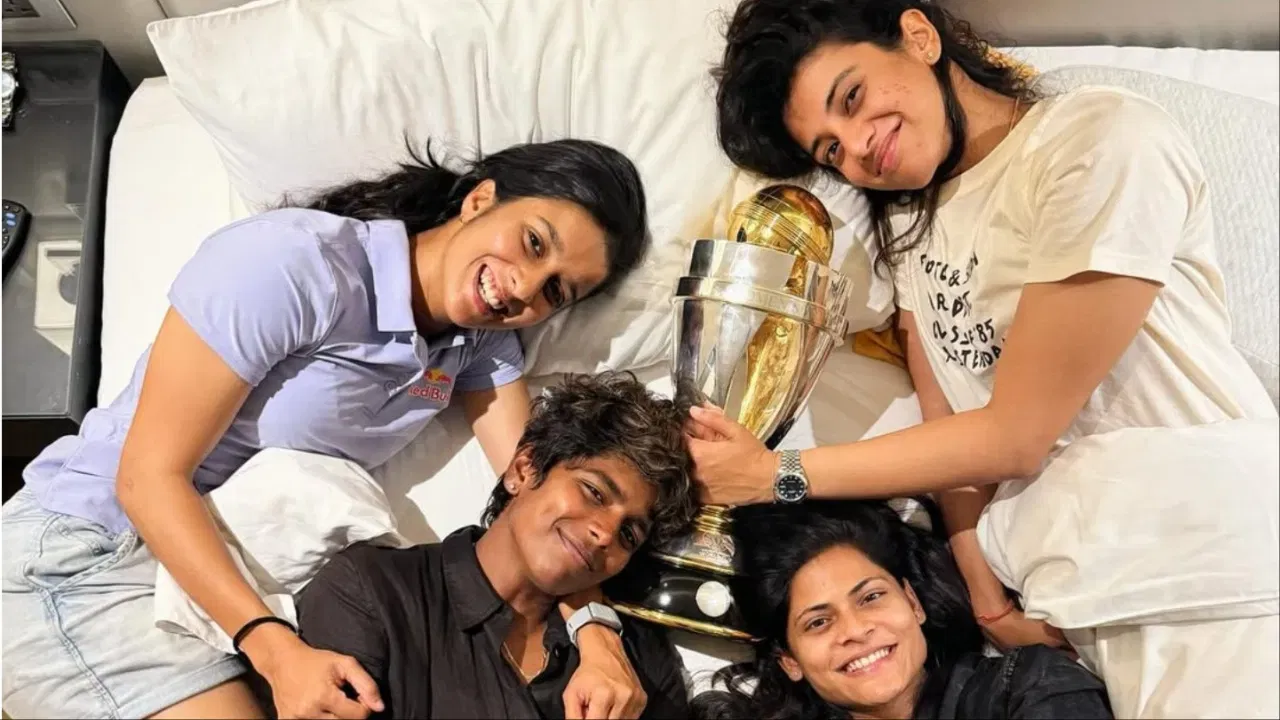 “टीम स्मृती”ने एकजूट दाखवत पलाश मुच्छलला सोशल मीडियावरून अनफॉलो करून आपली नाराजी स्पष्ट केली आहे. याबाबत पलाशने अद्याप कोणतीही प्रतिक्रिया दिलेली नाही. आता स्मृती तिच्या आयुष्यात सर्व विसरुन पुढे चाचली आहे.