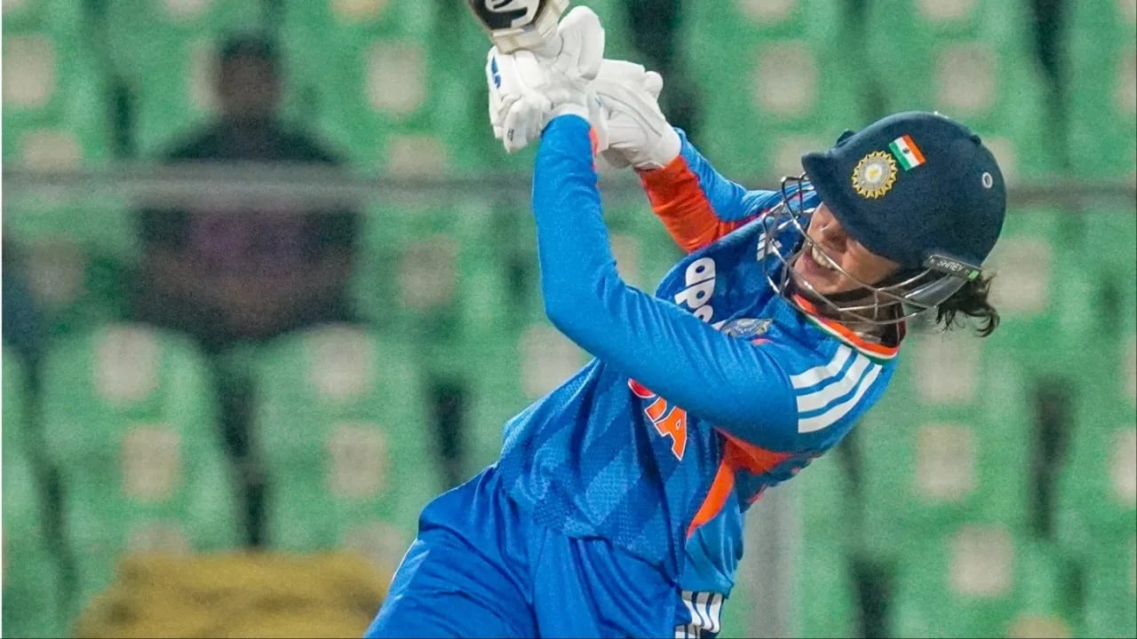 स्मृती मंधाना हीने या खेळीत 27 धावा करताच वर्ल्ड रेकॉर्ड ब्रेक केला. स्मृती डावांच्या हिशोबाने वेगवान 10 हजार आंतरराष्ट्रीय धावा केल्या. स्मृती 10 हजार आंतरराष्ट्रीय धावा करणारी चौथी महिला फलंदाज ठरली. तसेच स्मृती टी 20i क्रिकेटमध्ये सर्वाधिक षटकार लगावणारी पहिली भारतीय महिला फलंदाज ठरली.  (Photo Credit: PTI)