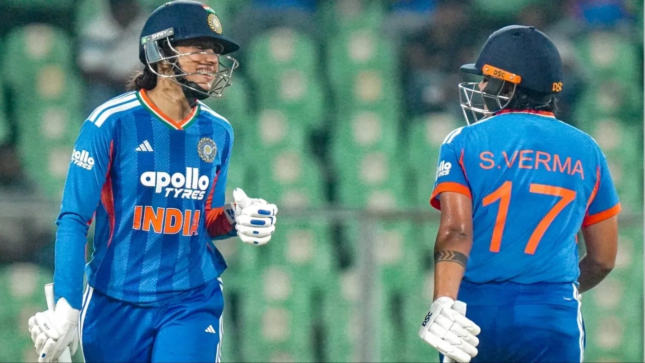 स्मृतीनंतर आता शफाली वर्मा हीच्याकडे हरमनप्रीत कौरला सर्वाधिक टी 20i षटकाराबाबंत मागे टाकण्याची संधी आहे. शफाली टी 20i क्रिकेटमध्ये टीम इंडियाकडून सर्वाधिक षटकार लगावणारी तिसरी फलंदाज आहे. शफालीने 94 सामन्यांमधील 93 डावांत 69 षटकार लगावले आहेत. (Photo Credit: PTI)