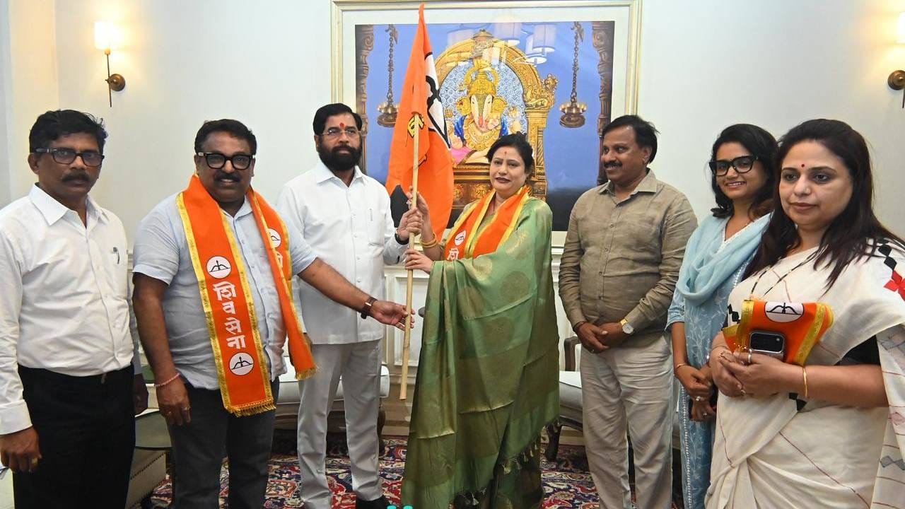 महाराष्ट्र नवनिर्माण सेनेच्या माजी नगरसेविका स्नेहल जाधव आणि त्यांचे पती माजी नगरसेवक सुधीर जाधव यांनी आपल्या समर्थकांसह उपमुख्यमंत्री एकनाथ शिंदे यांच्या उपस्थितीत शिवसेनेमध्ये जाहीर प्रवेश केला. यावेळी शिंदे यांनी त्यांचे पक्षात स्वागत करून भावी वाटचालीसाठी त्यांना शुभेच्छा दिल्या.