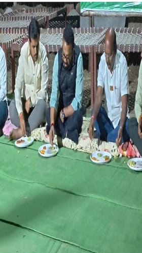 पालकमंत्री जयकुमार गोरे यांनी घेतला सोलापुरी हुरड्याचा आस्वाद