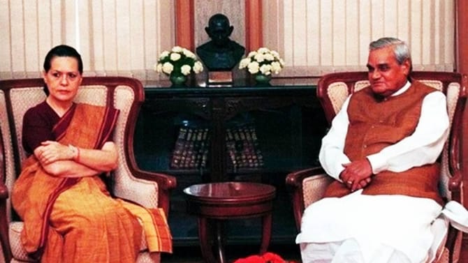 सोनिया गांधींनी लावला अटलजींना फोन... काय घडलं मग?