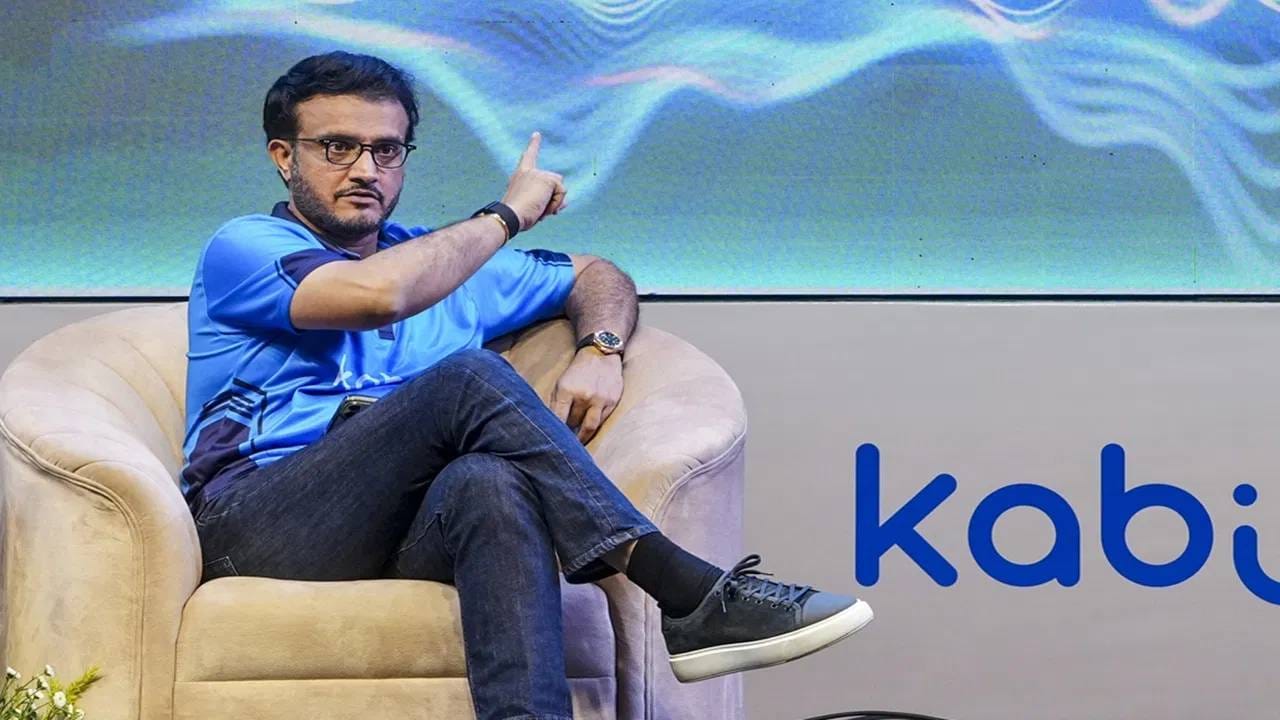 मोहम्मद शमीचा फॉर्म पाहता आता टीम इंडियाचा माजी कर्णधार सौरव गांगुलीने मुख्य निवडकर्ते अजित आगरकर याच्यावर निशाणा साधला आहे. गांगुलीने आगरकरडे थेट त्याच्याकडे उत्तर मागितलं आहे. मोहम्मद शमीला टीम इंडियात स्थान का मिळत नाही? असा प्रश्न विचारला आहे. (फोटो- PTI)