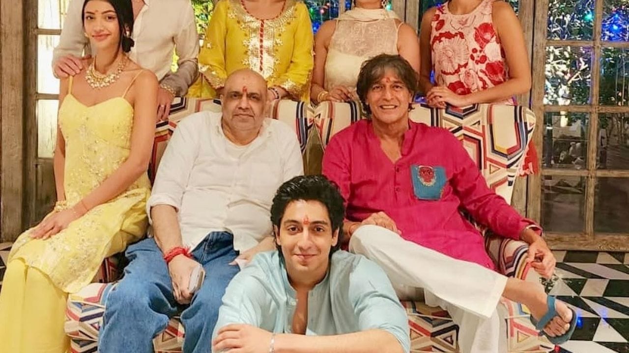 अभिनेता चंकी पांडेचा पुतण्या आणि चिक्की पांडेचा मुलगा असलेल्या अहान पांडेने जुलै २०२५ मध्ये प्रदर्शित झालेल्या सैयारा या चित्रपटातून बॉलिवूडमध्ये पदार्पण केले. हा चित्रपट बॉक्स ऑफिसवर हिट ठरला. तसेच अहानचा आफी (Aafi) या चित्रपटही हिट ठरला होता.