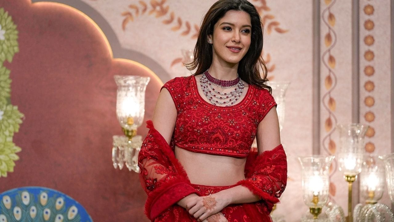 संजय कपूरची मुलगी शनाया कपूरने आँखों की गुस्ताखिया (Aankhon Ki Gustakhiyan) या चित्रपटाद्वारे पदार्पण केले. मात्र, शनायाचा हा पहिला चित्रपट बॉक्स ऑफिसवर काही खास कामगिरी करू शकला नाही.