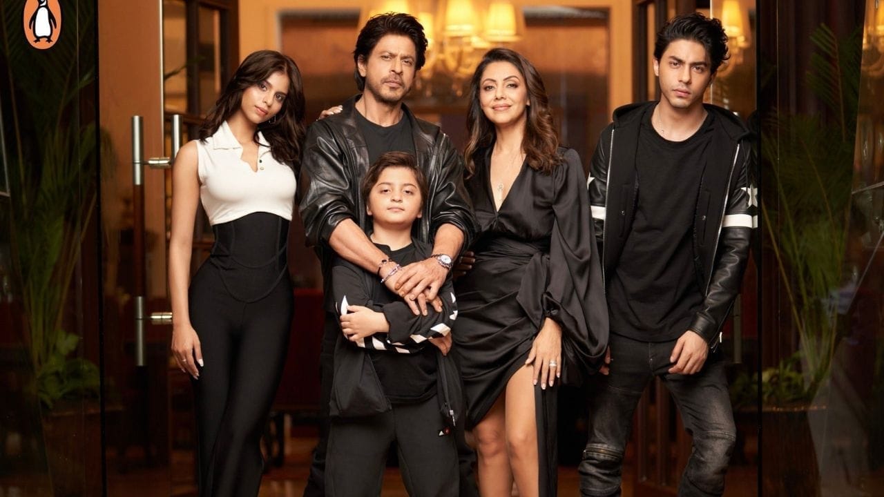 सुपरस्टार शाहरुख खानचा मुलगा आर्यन खान याने २०२५ मध्ये अभिनयाऐवजी निर्मिती आणि लेखनाच्या माध्यमातून फिल्मी करिअरची सुरुवात केली. त्याने 'दि बॅड ऑफ बॉलिवूड' (The Bads of Bollywood) या वेब सिरीजद्वारे पदार्पण केले. ही सिरीज नेटफ्लिक्सवर प्रदर्शित झाली आणि चर्चेचा विषय ठरली.