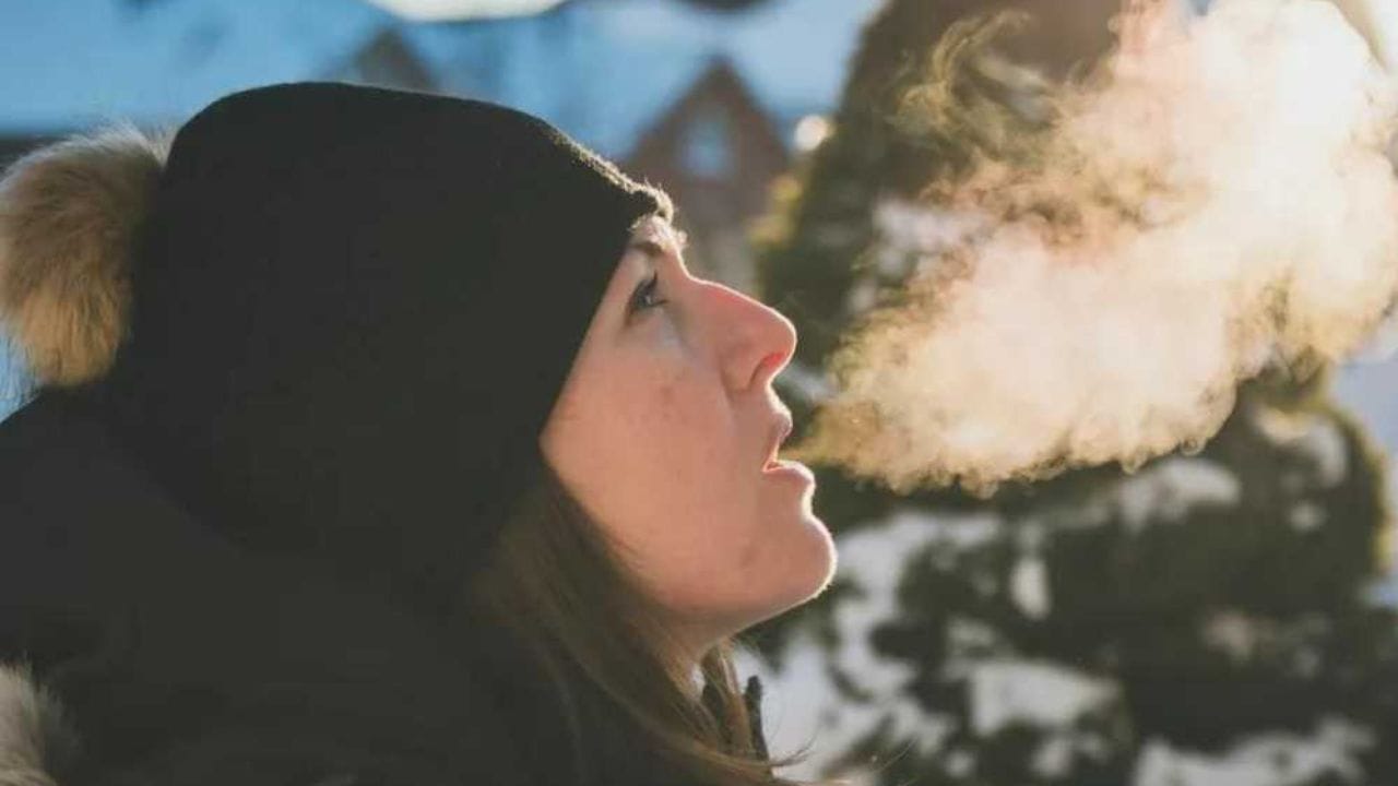 उन्हाळ्यात वाफ का दिसत नाही? : उन्हाळ्यामध्ये बाहेरील हवा गरम असते त्यामुळे उष्ण श्वास हवेत मिसळतो. तापमान जवळपास एकसारखे असल्यामुळे श्वास द्रवात रूपांतरित होत नाही, म्हणून वाफ दिसत नाही. 