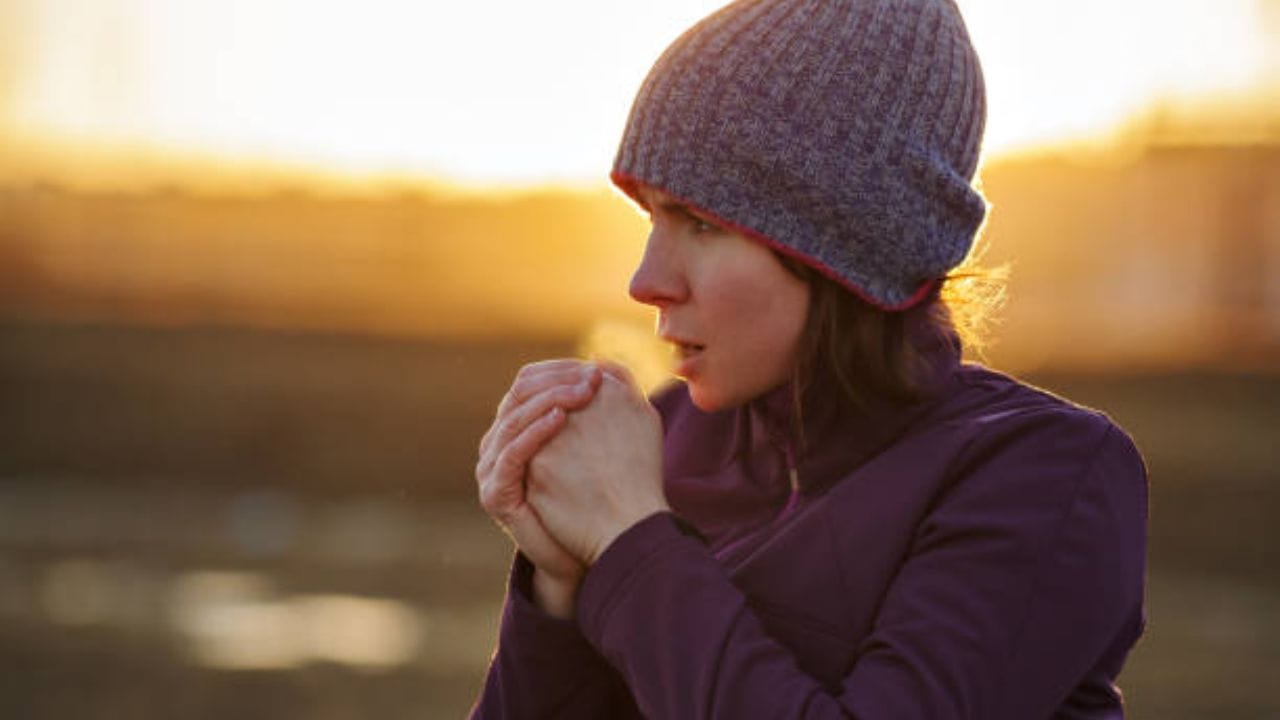 शरीराचे तापमान : मानवी शरीराचे अंतर्गत तापमान नेहमी सुमारे 37 अंश सेल्सिअस असते. आपण जो श्वास बाहेर टाकतो, त्याचे तापमान देखील शरीराच्या तापमानाइतके उष्ण असते. मात्र बाहेरील हवा की खूप थंड असते. 