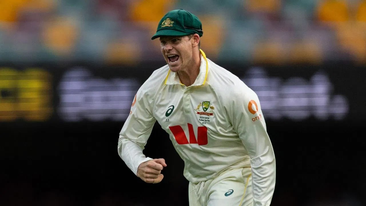 ऑस्ट्रेलियाचा कॅप्टन स्टीव्हन स्मिथ याने या सामन्यात राहुल द्रविड याला कॅच घेण्याबाबत मागे टाकलं. स्मिथ यासह सर्वाधिक कॅच घेणारा दुसरा खेळाडू ठरला. स्मिथने कसोटीत 212 कॅच घेतल्या आहेत. द्रविडच्या नावावर 210 कॅचेसची नोंद आहे. तर हा वर्ल्ड रेकॉर्ड इंग्लंडच्या जो रुट (214 कॅचेस) याच्या नावावर आहे. (Photo: Getty Images)