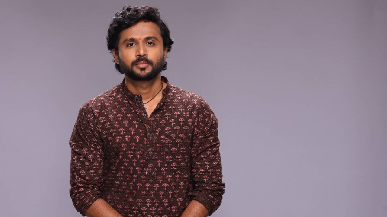 वडिलांनी एकदाच का होईना, प्रेमाने जवळ घ्यावं ही श्रावणीची आयुष्यभराची अपूर्ण इच्छा आहे. याच भावनिक संघर्षाचा साक्षीदार आहे शुभंकर शेलार, विश्वंभर यांचा अत्यंत जवळचा आणि विश्वासू सहकारी. सावलीसारखा श्रावणीच्या सोबत राहणारा शुभंकर तिच्या वेदना, तिचं एकटेपण, तिचं न सांगितलेलं दुःख जवळून पाहतो. 
