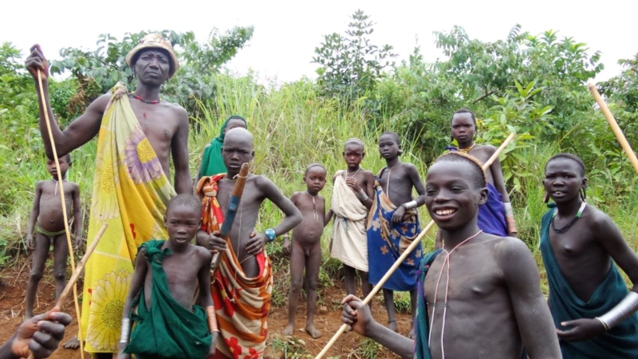 मुलीसाठी नग्न होऊन युद्धाचा भयंकर खेळ, जीव जाईपर्यंत... लग्नाची अजब परंपरा माहिती आहे का? मुलीसाठी नग्न होऊन युद्धाचा भयंकर खेळ, जीव जाईपर्यंत... लग्नाची अजब परंपरा माहिती आहे का?