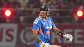 त्यापेक्षा तो शॉट मारु नकोस, सुनील गावस्कर सरळ सूर्याला बोलले.